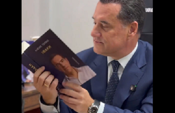 Η πολιτική σημειολογία πίσω από την ανταλλαγή βιβλίων Τσίπρα – Γεωργιάδη