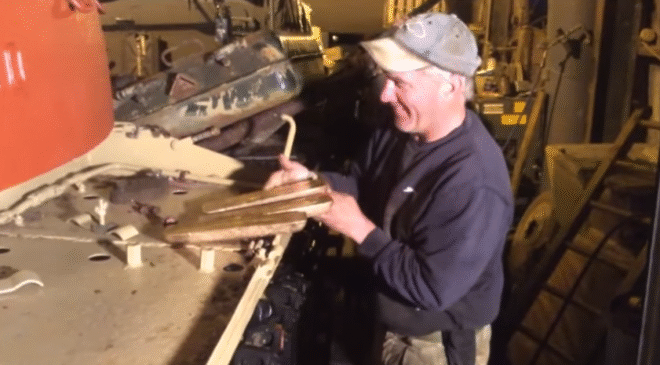 Βρήκε χρυσό 2,5 εκατ. σε άρμα μάχης (video) – και αποκάλυψε το βρώμικο μυστικό του πιο πολύτιμου μετάλλου